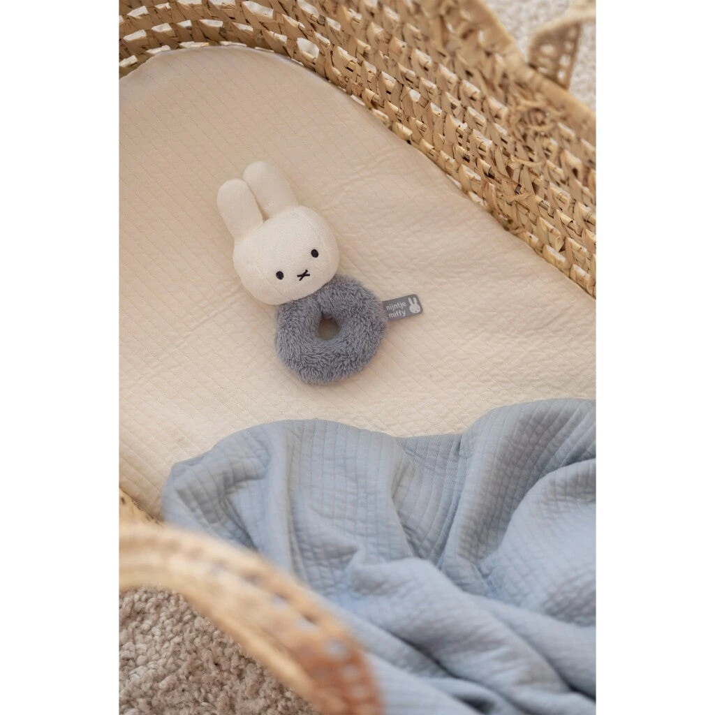 Nijntje Fluffy Rammelaar Blauw 3 Nijntje Fluffy Rammelaar Blauw - Afbeelding 3